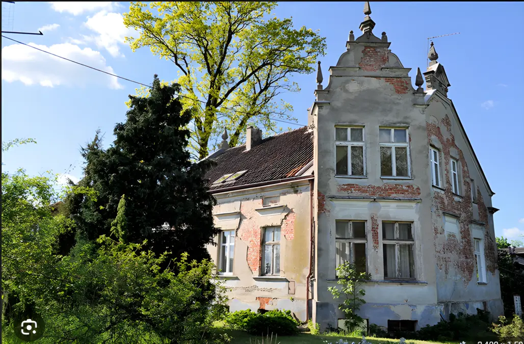Zdjęcie zaniedbanego domu przed remontem